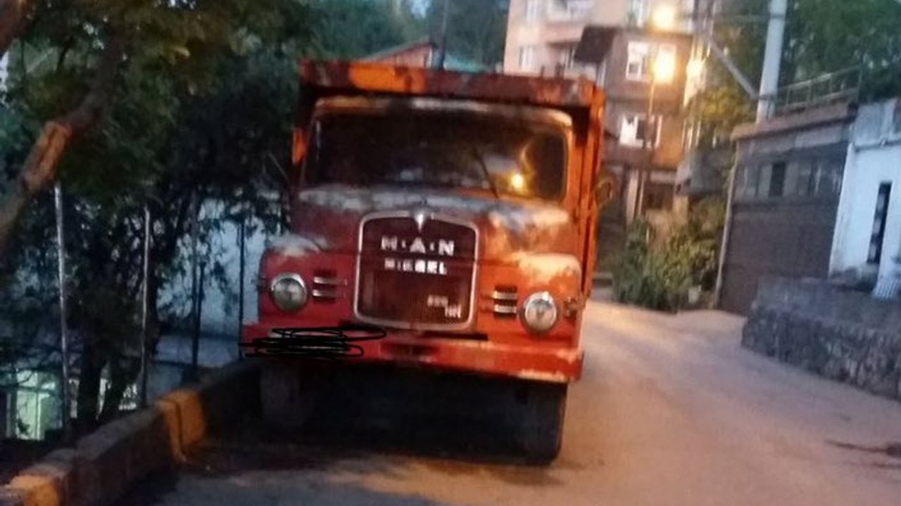 Zonguldak'ta yol kenarındaki eski araçlar kaldırılıyor...