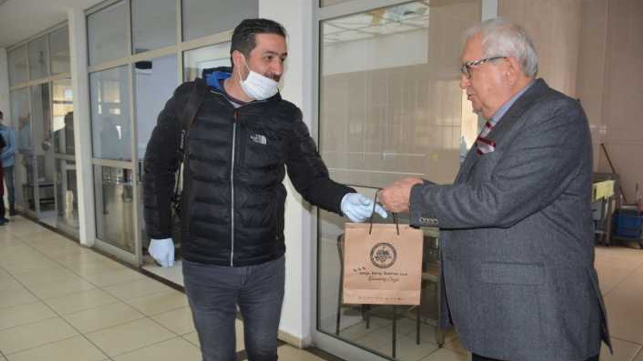 Posbıyık’tan gazetecilere virüsten korunma çantası