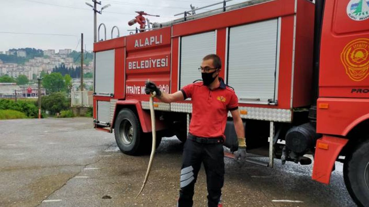 Namaz sırasında 2 metrelik yılan paniğe neden oldu