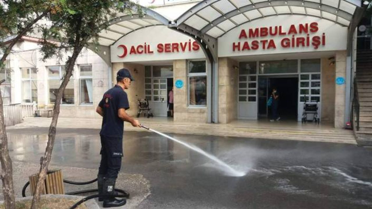 Hastane girişi ve çevresi dezenfekte edildi