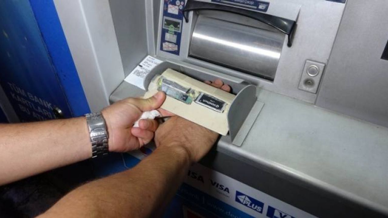 ATM'nin içinde gizli kameralı düzenek ele geçti
