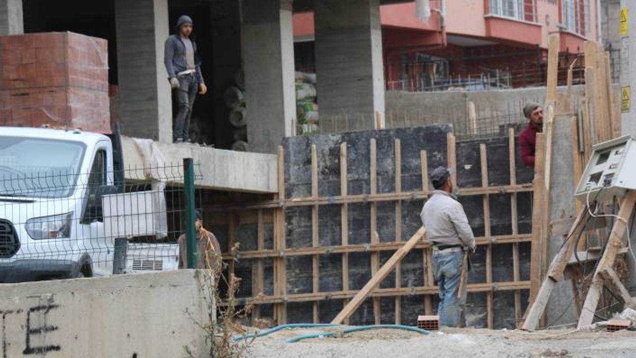 İnşaat işçileri siren sesini duyunca saygı duruşuna geçti
