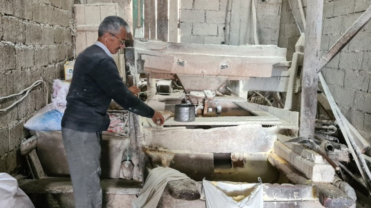 200 yıllık değirmenin taşı geleneksel yöntemlerle dönüyor
