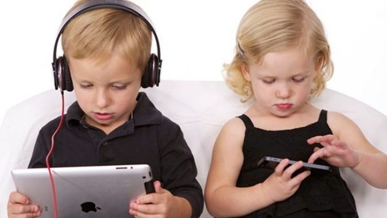 Çocuklar bilgisayar ve telefon başında çok fazla vakit geçiriyor!