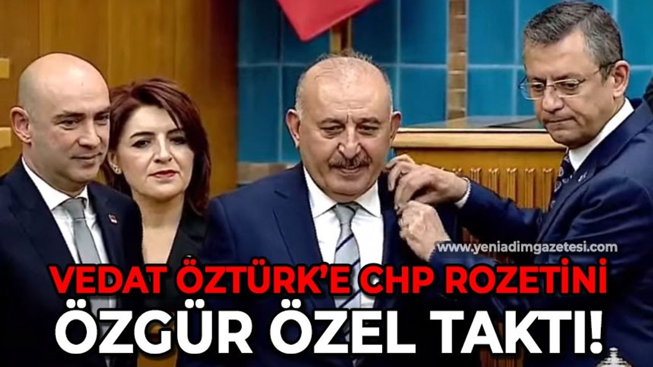 Vedat Öztürk'e CHP rozetini Özgür Özel taktı!