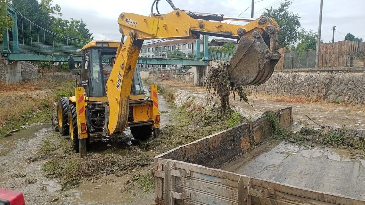 Akdere ekipler tarafından temizleniyor