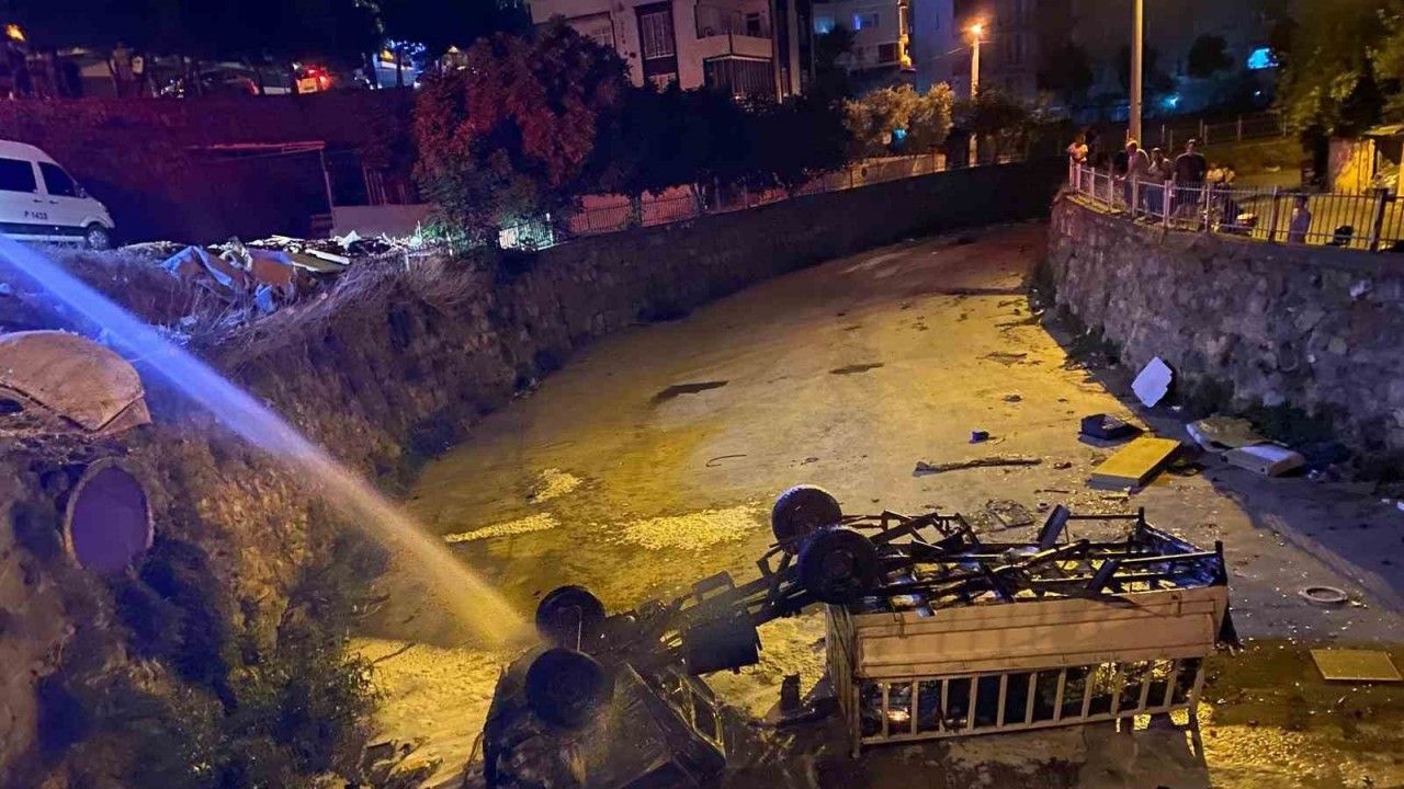 Dere yatağına düşen kamyonet alev aldı