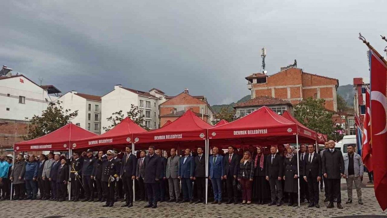 29 Ekim kutlamaları çelenk sunumu ile başladı