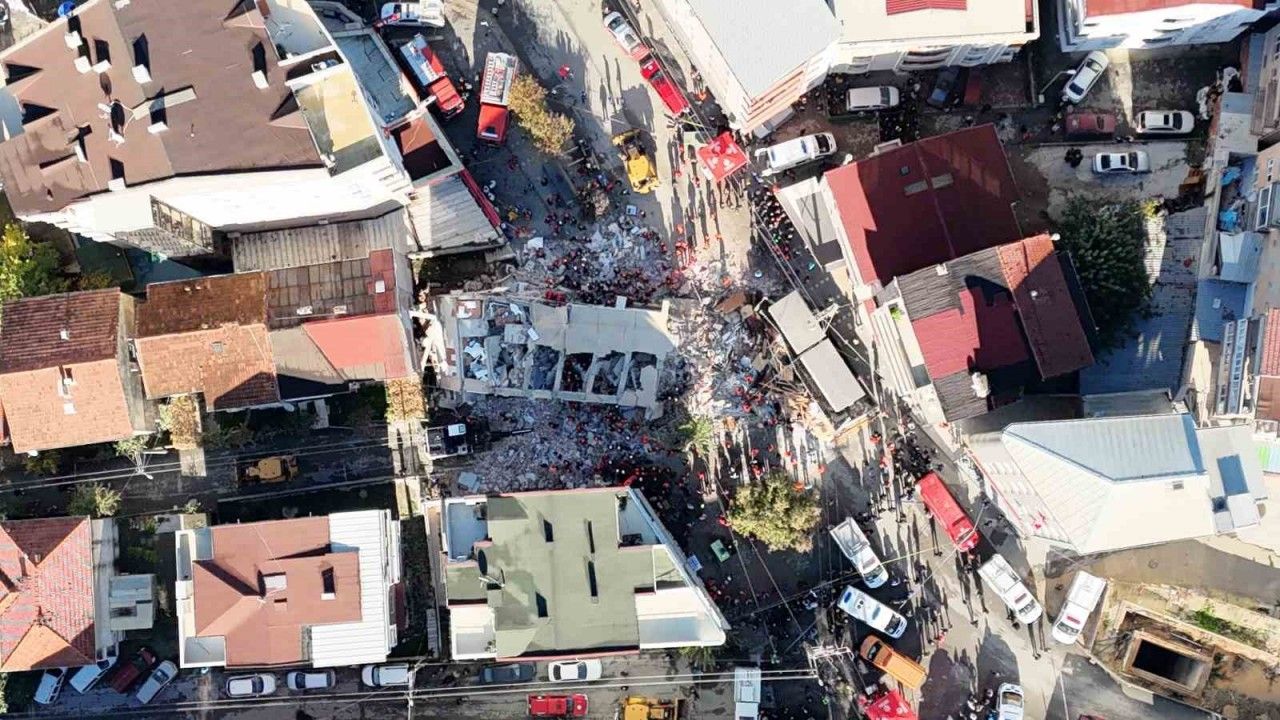 Çöken bina havadan görüntülendi