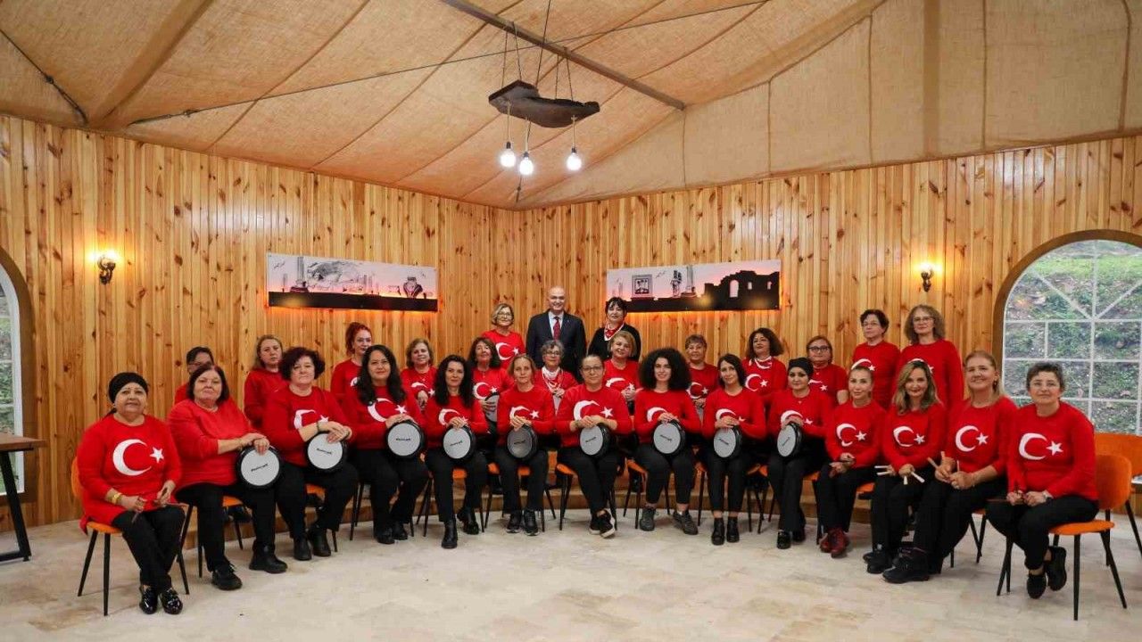 Düzce ritim grubu hem çaldı hem söyledi