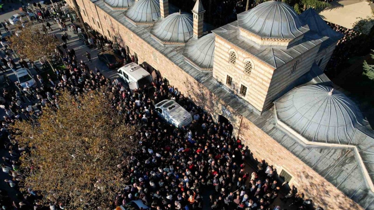 Enkazda kalan 4 kişilik Bilir ailesi, son yolcuklarına uğurlandı