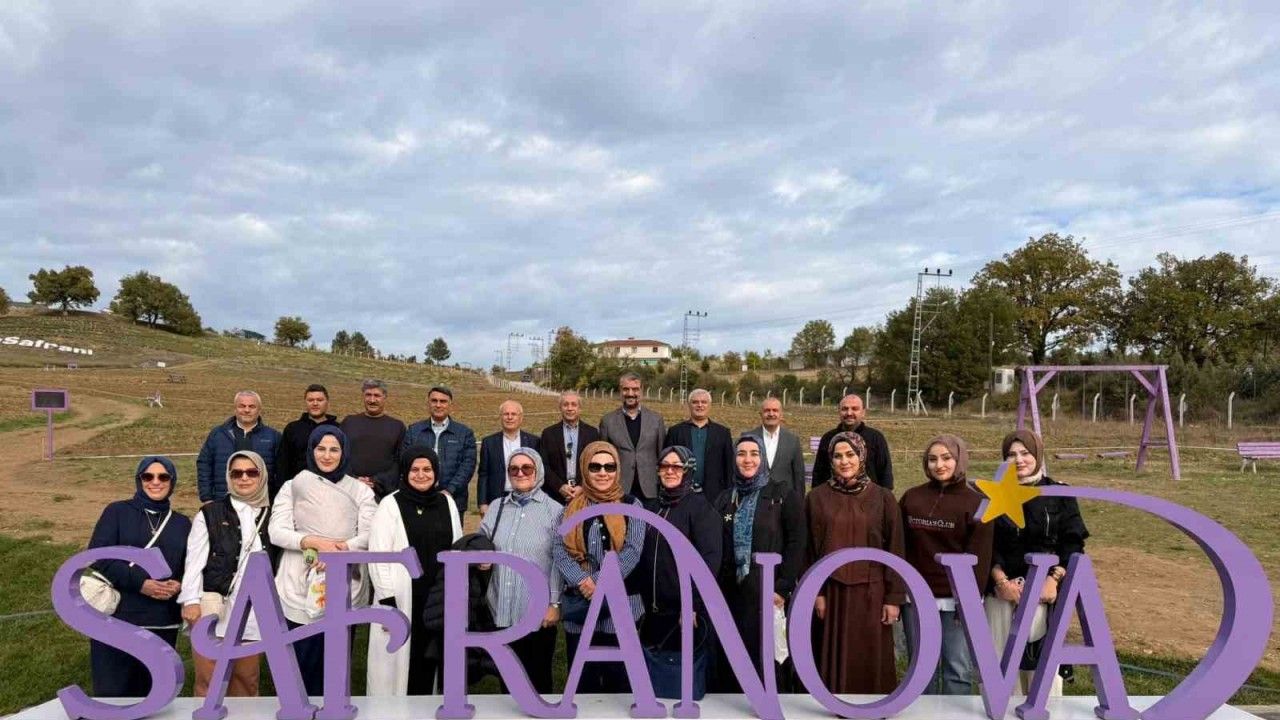 Eski Tarım Bakanı Mehdi Eker safran hasadı yaptı