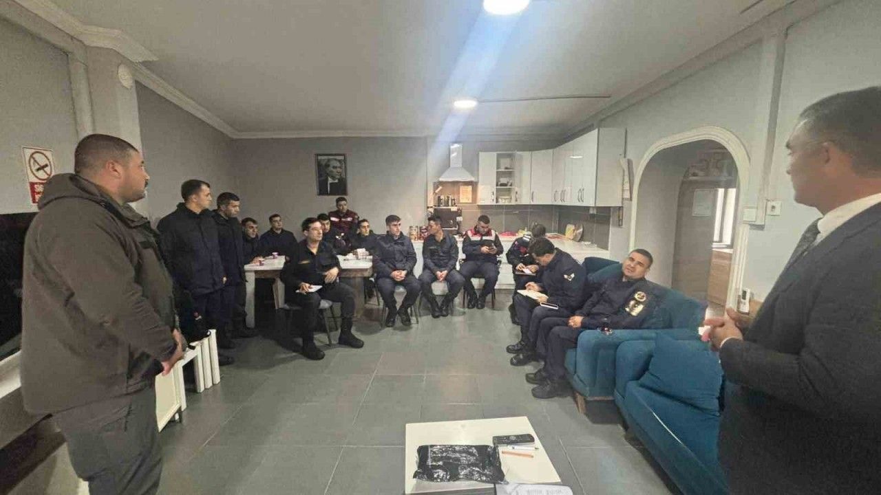 Jandarma ekiplerine kara avcılığı ile ilgili bilgiler verildi