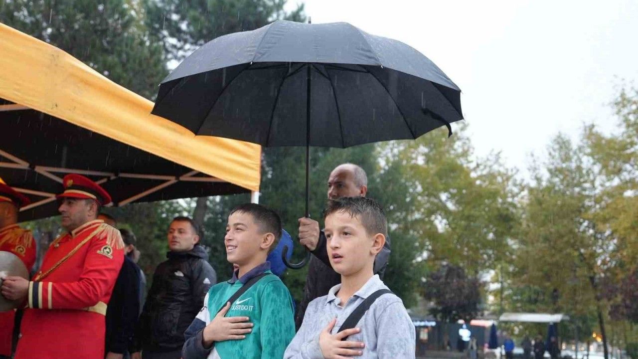 Törende şemsiye çocukları yağmurdan korudu