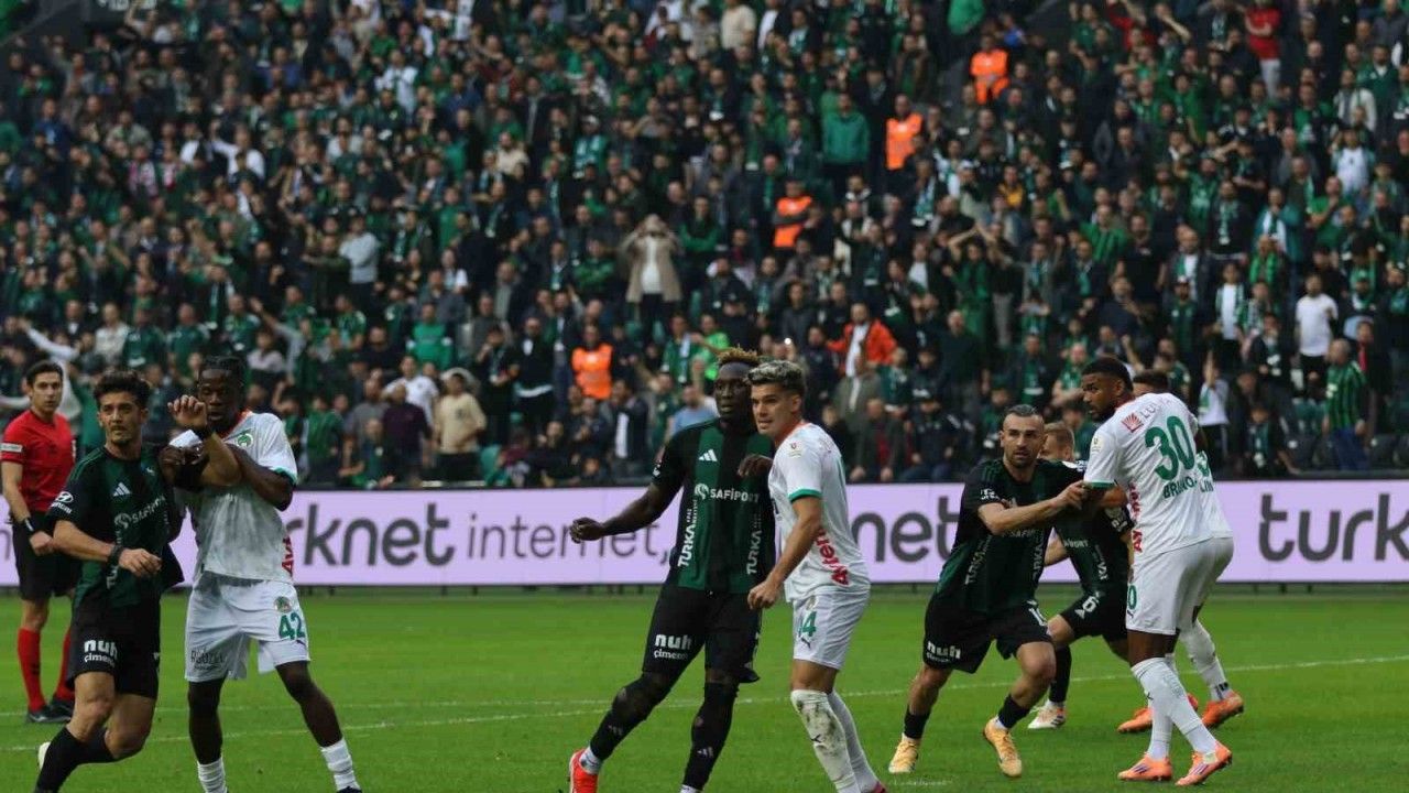 Trendyol Süper Lig: Kocaelispor: 0 - Alanyaspor: 0 (İlk yarı)