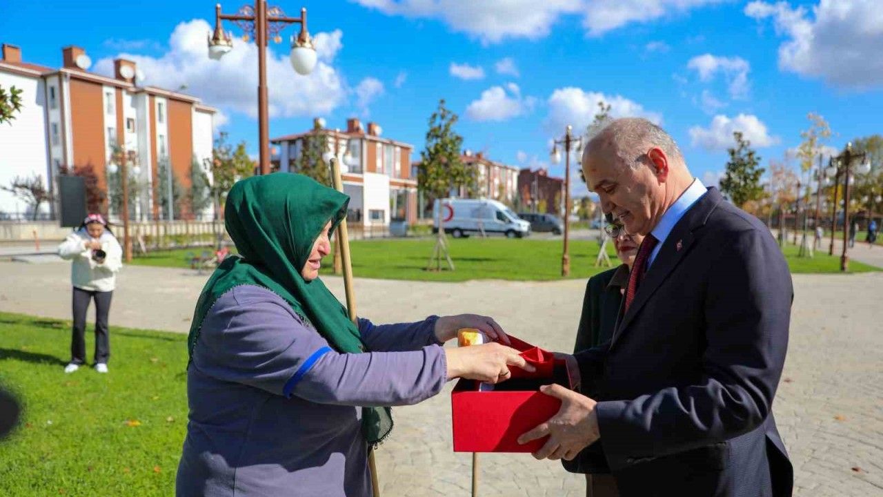 Türk bayrağını yere düşürmemek için gösterdiği duyarlılık yürekleri ısıttı