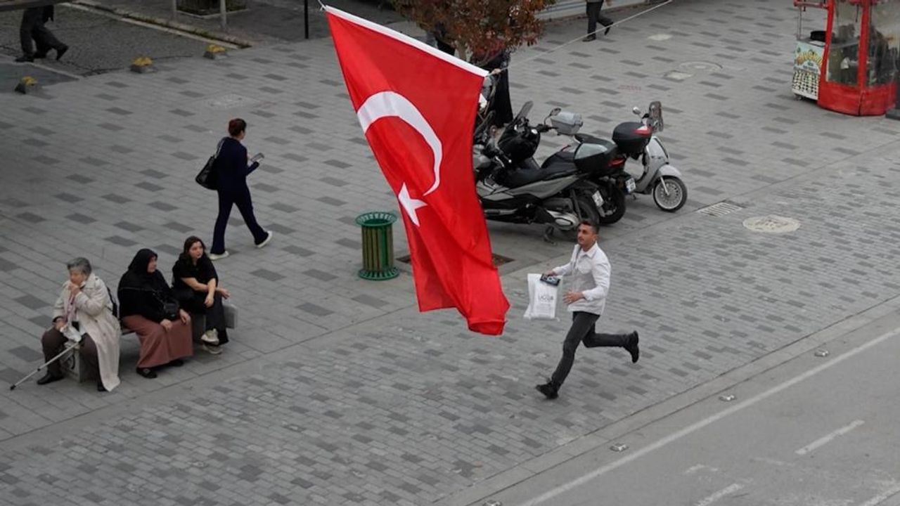 Türk bayrağını yere düşürmedi