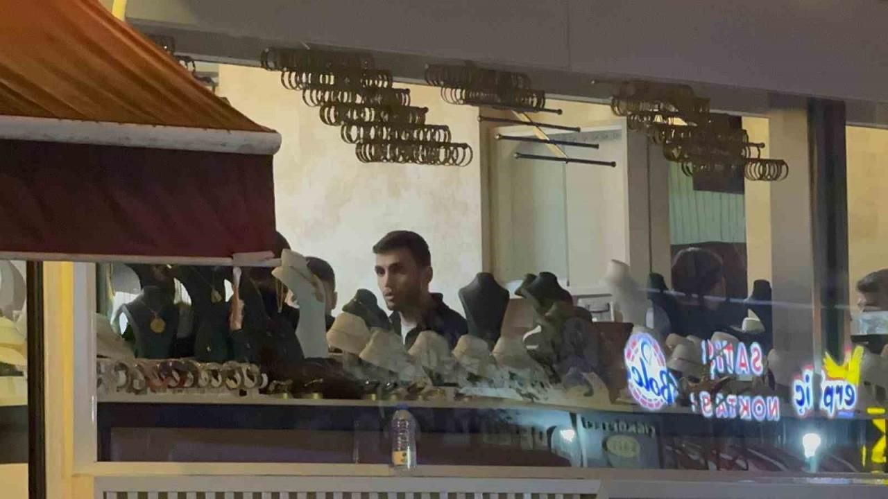 Tahliye edilen binada kuyumcu alarmı: Ziynet eşyalarını dakikalar içinde topladı