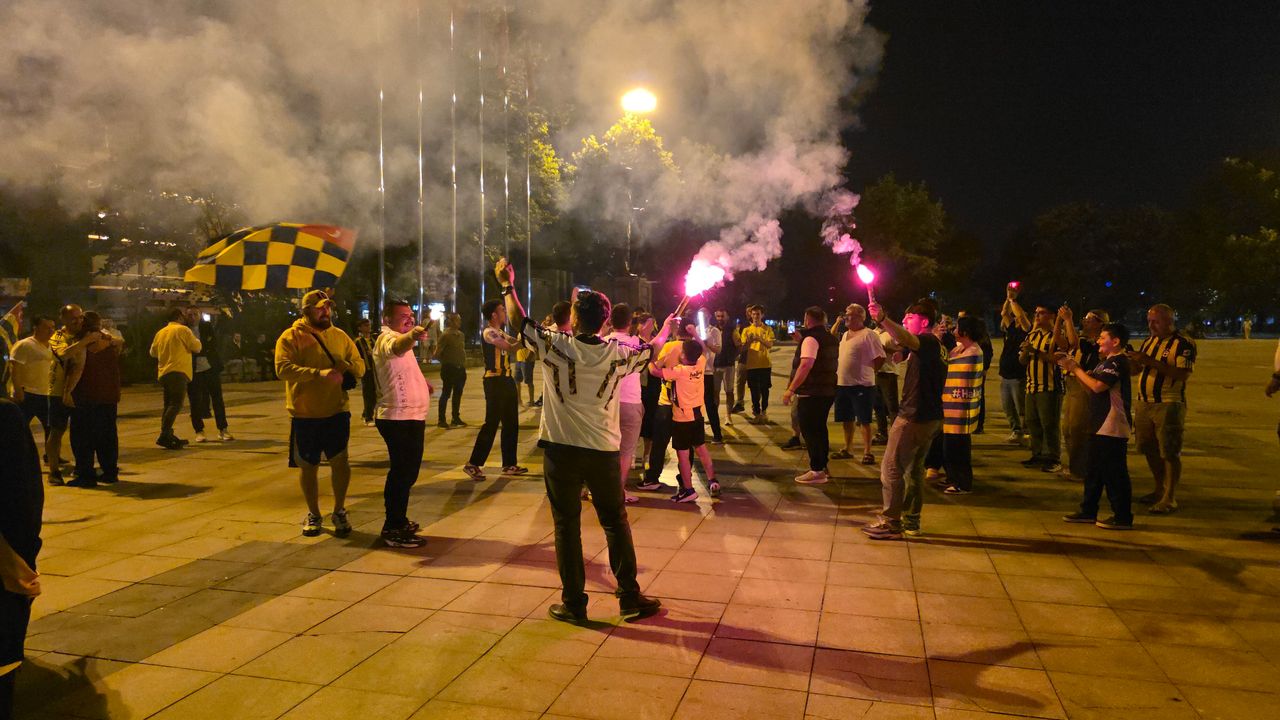Düzce'de Fenerbahçe Başkanı Aziz Yıldırım sevinci