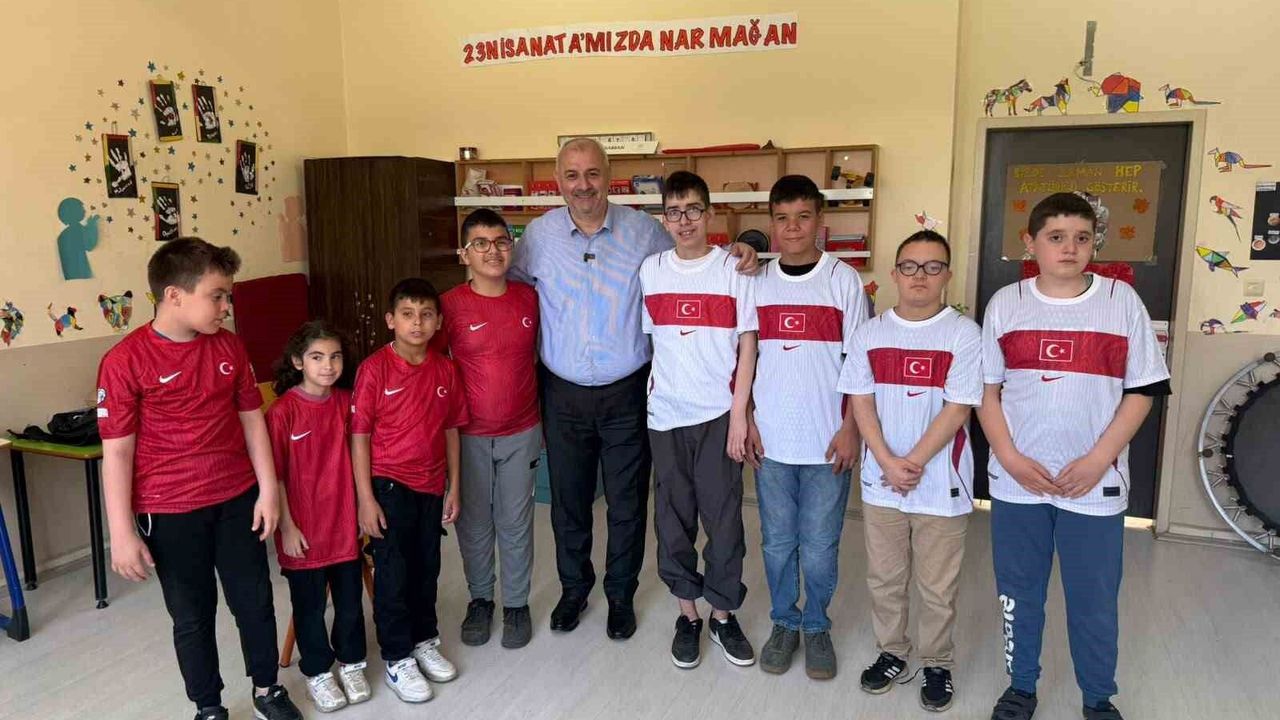 Başkan Yıldız sözünü tuttu öğrencilere milli forma hediye et