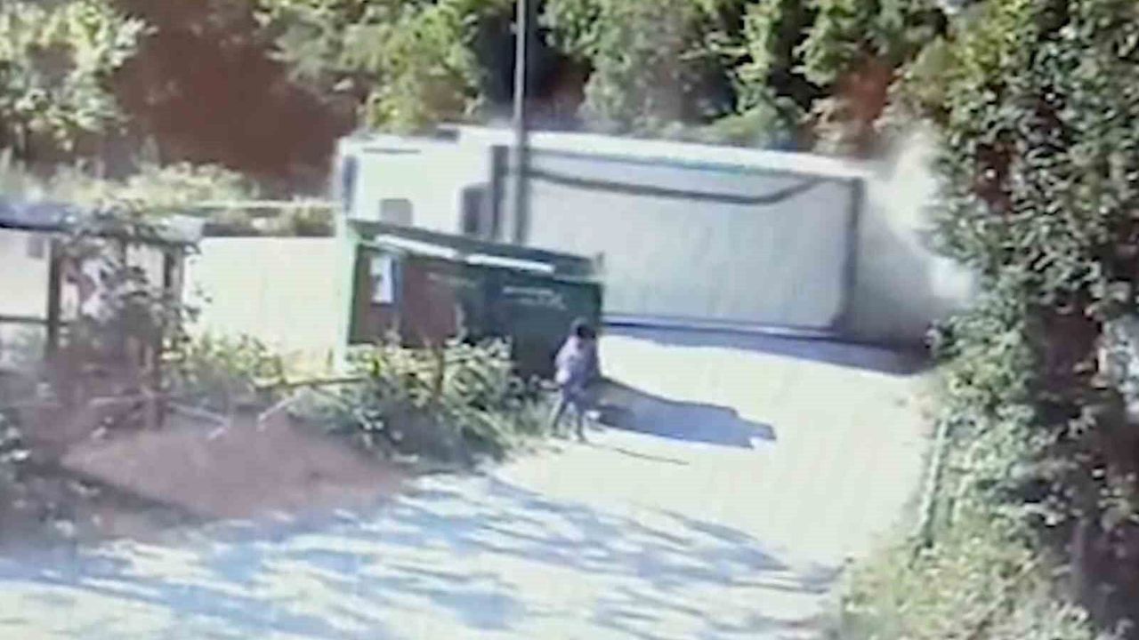 Devrilen kamyonun altında kalmaktan saniyelerle kurtuldu