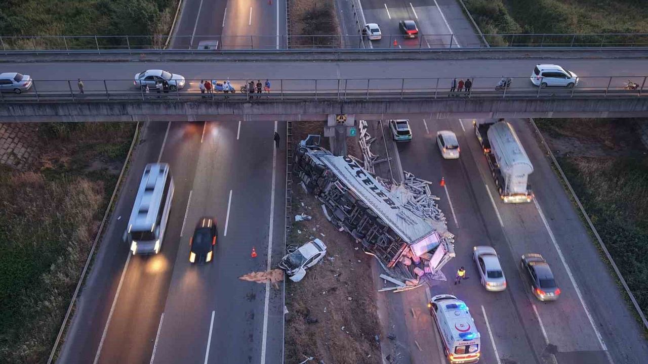 Halı yüklü tır ile otomobil çarpıştı: 6 yaralı