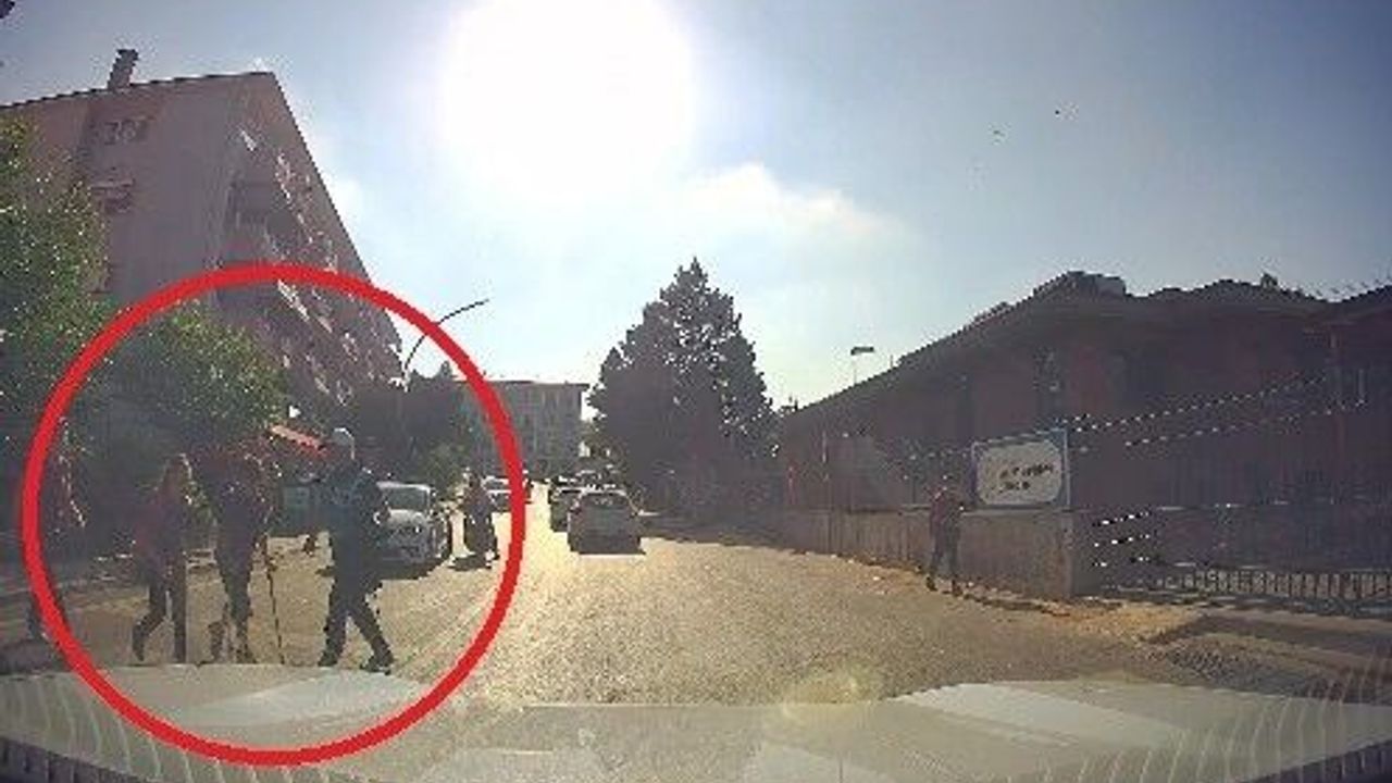 Koltuk değnekli öğrencinin yardımına zabıta personeli koştu