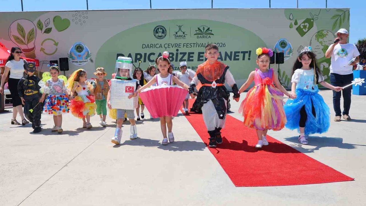 Minikler geri dönüşüm kıyafetleriyle podyuma çıktı