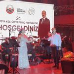 Belediye başkanı konserde şarkı söyledi, vatandaşlar unutulmaz bir gece yaşadı