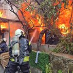 Ev alevlere teslim oldu, mahsur kalan engelli kadını itfaiye kurtardı