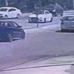 Işıkta aniden şerit değiştiren araca, otomobil çarptı