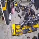 Çırağının çalışkanlığını karşılıksız bırakmadı, taksitle aldığı motosikleti hediye etti