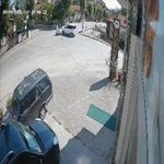 Hafif ticari araç ile motosiklet çarpıştı