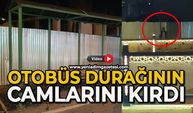 Otobüs durağının camlarını kıran şahıs kamerada