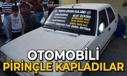 Otomobili pirinç taneleri ile kapladılar