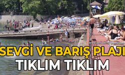 Sevgi ve Barış Plajı tıklım tıklım