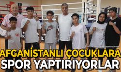 Afganistanlı çocuklara spor yaptırıyorlar