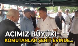 Tuğamiral Niyazi Uğur ve  İl jandarma komutanı Albay Cezmi Yalınkılıç şehit evinde...