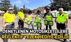 Denetlenen motosikletlilere reflektif yelek hediye edildi