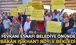 Fevkani Esnafı Bakan Vedat Işıkhan'ı belediye önünde pankartlarla bekledi