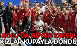 Bolu'da büyük zafer: Kızlar kupayla döndü!