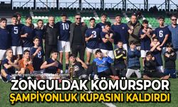 Zonguldak Kömürspor şampiyonluk kupasını kaldırdı.