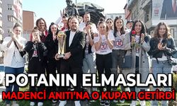 Zonguldakspor Basket 67 şampiyonluk kupasını Madenci Anıtı'na getirdi
