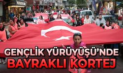 Gençlik Yürüyüşü'nde Türk Bayraklı kortej