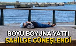 Boyu boyuna yattı, sahilde güneşlendi