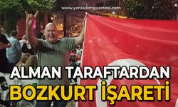 Türkiye'yi destekleyen Alman taraftardan bozkurt işareti
