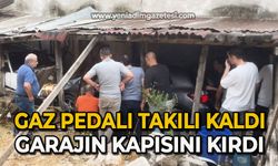 Gaz pedalı takılı kaldı, garajın kapısını kırarak otomobile çarptı