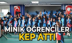 Minik öğrenciler kep attı