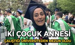 İki çocuk annesi çalıştığı üniversiteden mezun oldu