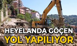 Heyelanda göçen yol yapılıyor